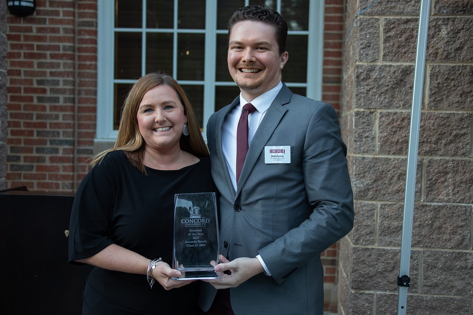Alumnus of the Year 2023, Amanda Revels ‘04 pictured with Blake Farmer, Director of Alumni and Donor Relations