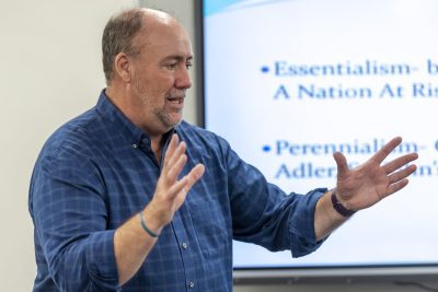 20221012_Concord_10089-minn Dr. Willy Williams teaching a class